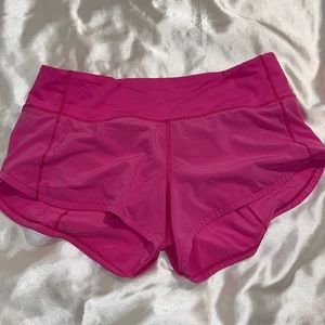 Lululemon Low-rise speed up short in the color “ripened rasperry”